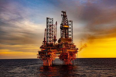 Halliburton and SLB Are 2 Energy Stocks Riding the Oilfield Recovery. 1 Is Clearly the Better Buy.